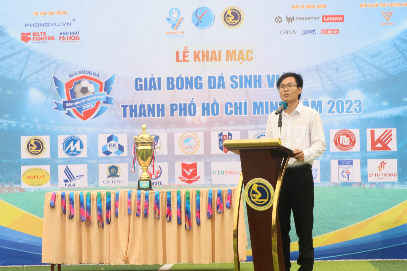 Anh Trần Xuân Ba - Bí thư Đoàn trường ĐH Giao thông Vận tải (Phân hiệu tại TP. HCM) phát biểu tại Lễ khai mạc. (Ảnh: Lan Huỳnh).