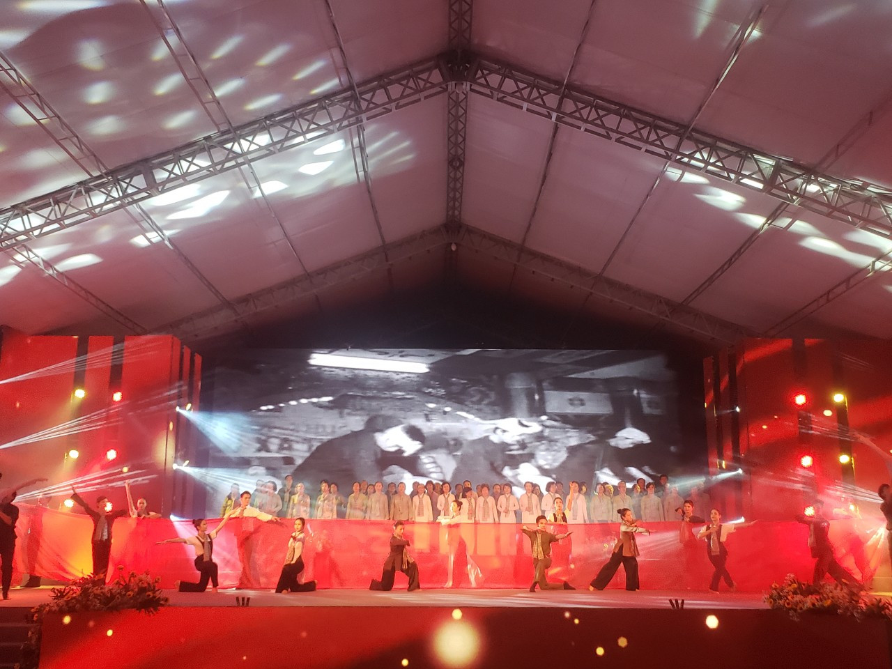 Những tiết mục văn nghệ tái hiện lại phong trào đoàn qua 91 năm.