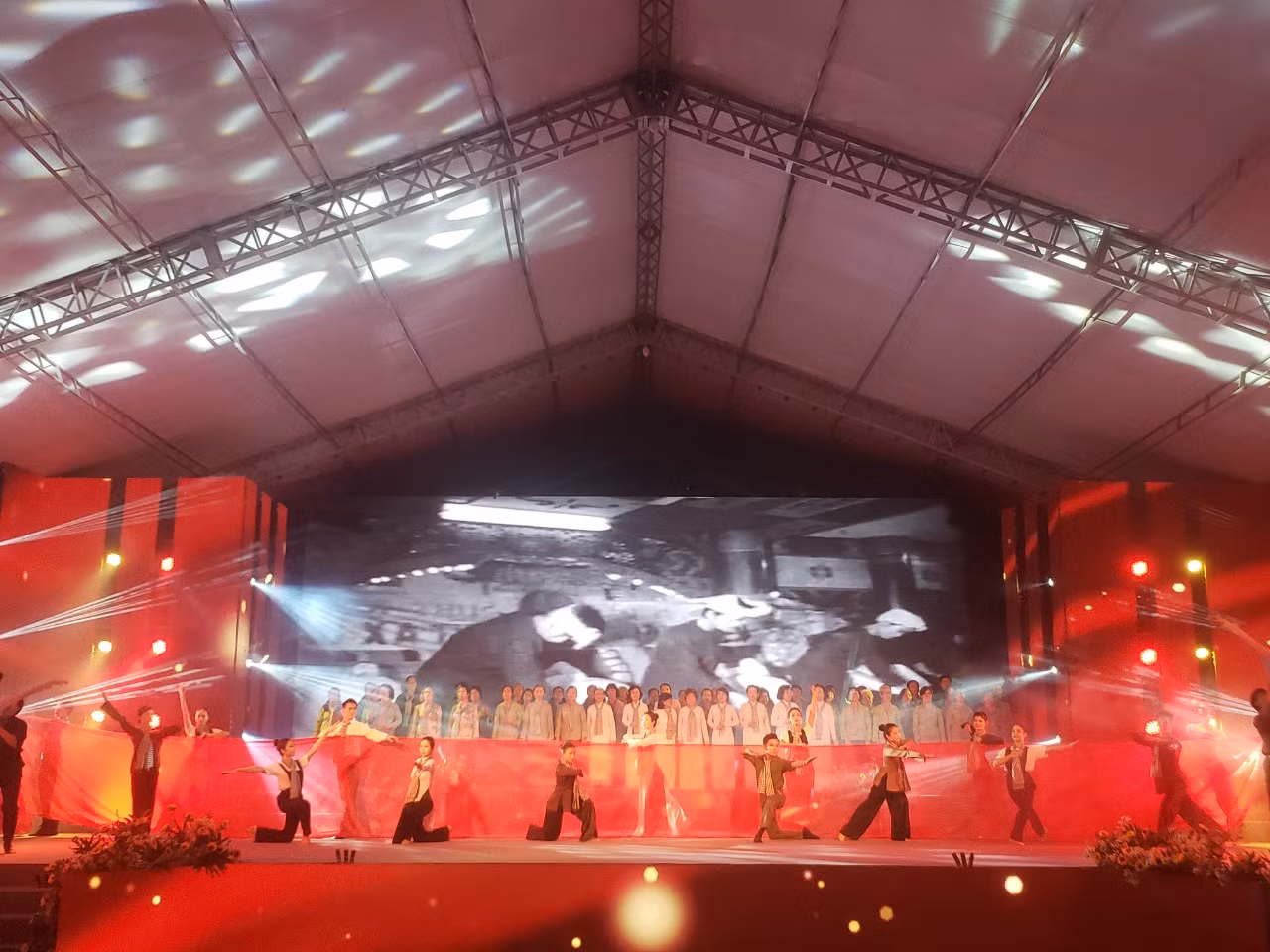 Những tiết mục văn nghệ tái hiện lại phong trào đoàn qua 91 năm. Những tiết mục văn nghệ tái hiện lại phong trào đoàn qua 91 năm.
