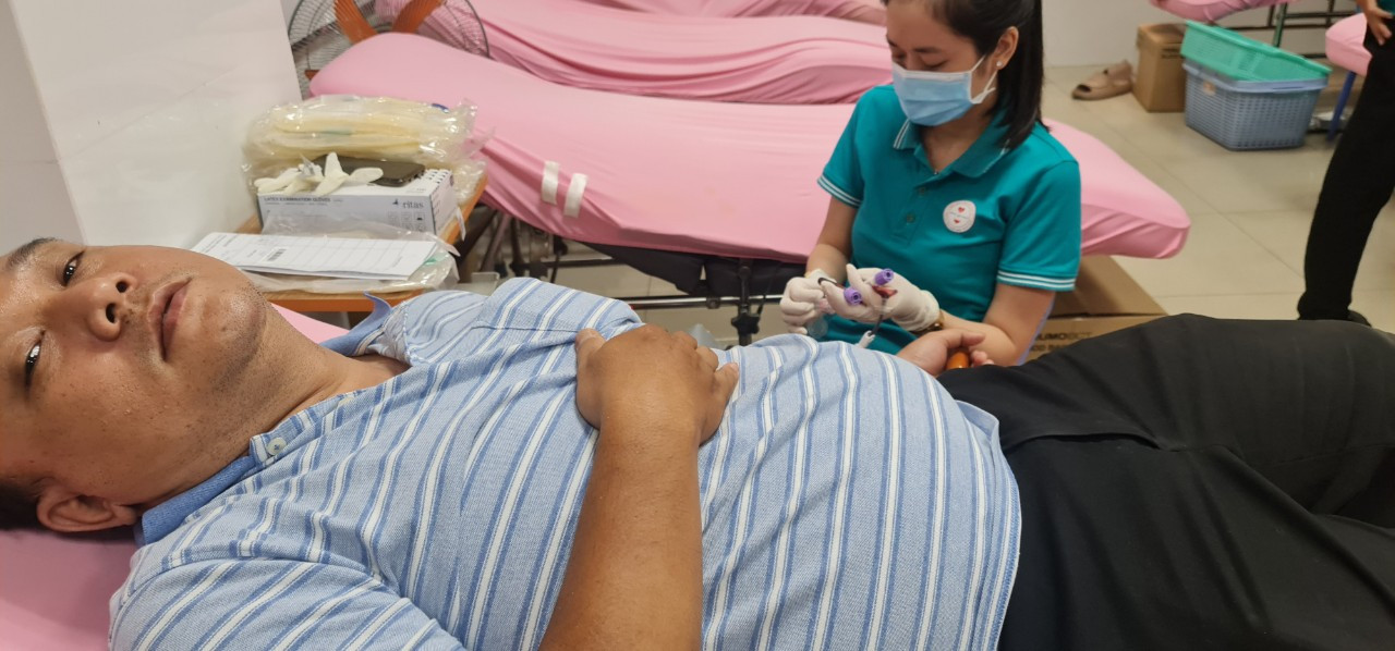 Thầy Lộc thường xuyên tham gia hiến máu ở Hội Chữ thập Đỏ. (Ảnh: NVCC).