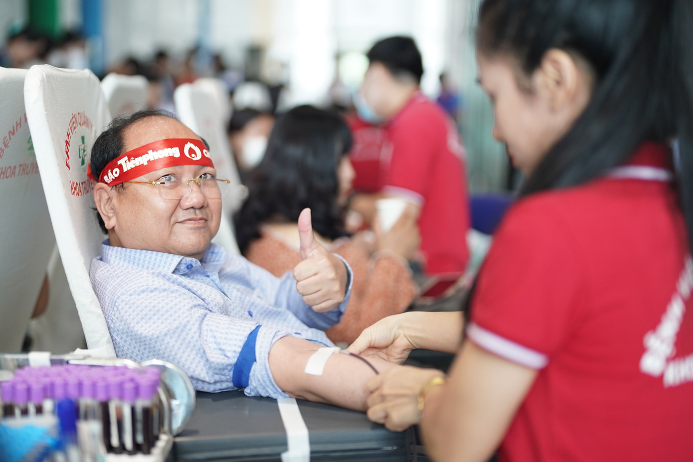 PGS. TS Nguyễn Minh Đức - Hiệu trưởng trường ĐH Văn Hiến hiến máu tại Ngày hội. PGS. TS Nguyễn Minh Đức - Hiệu trưởng trường ĐH Văn Hiến hiến máu tại Ngày hội.