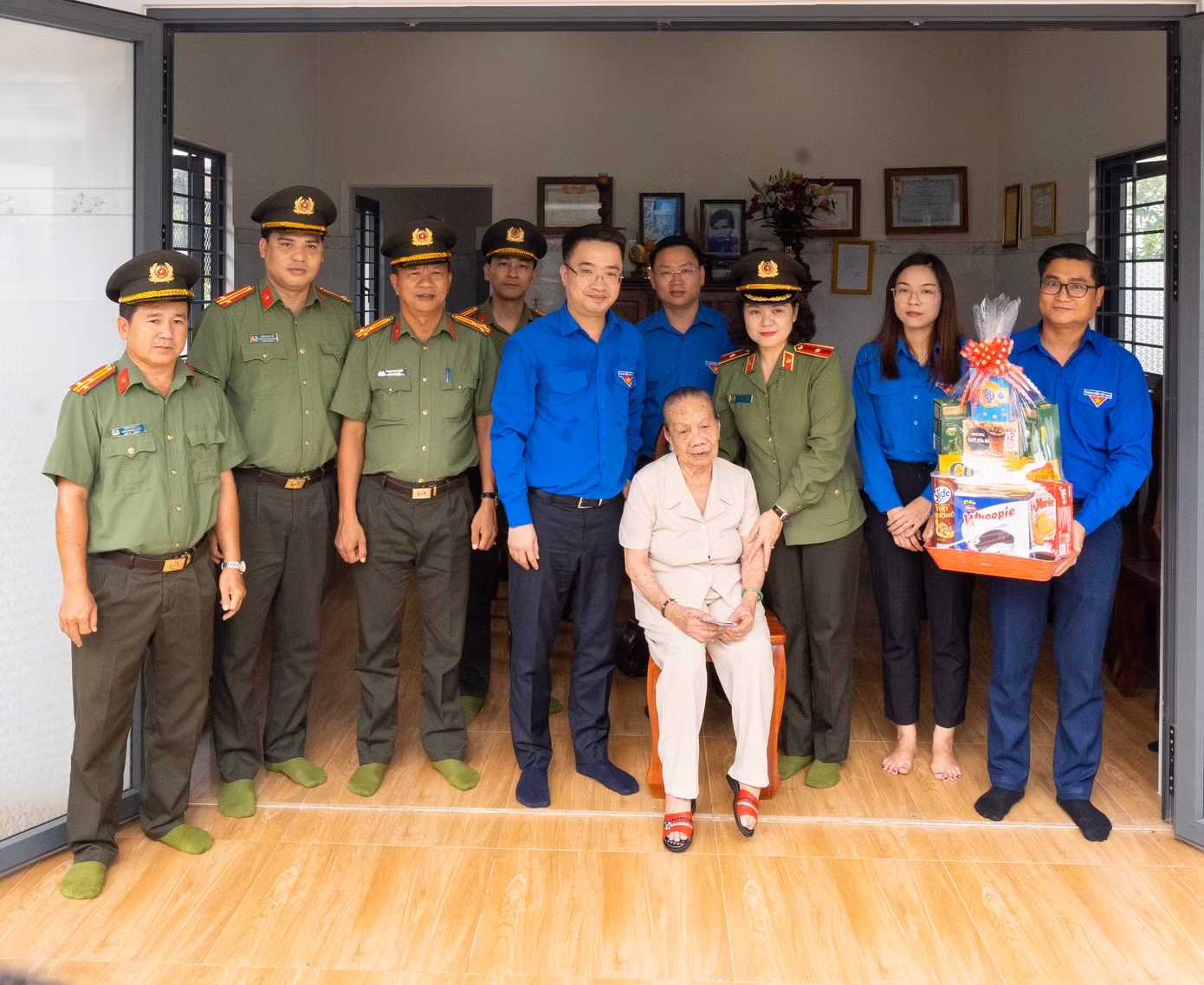 Đoàn công tác tặng quà Mẹ Việt Nam Anh hùng Lê Thị Hai. Ảnh: Lê Tấn Phát
