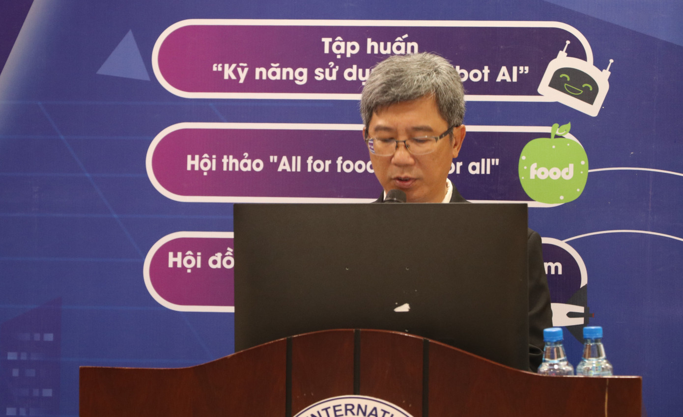 PGS. TS Đinh Đức Anh Vũ phát biểu khai mạc tuần lễ. (Ảnh: Lan Huỳnh) PGS. TS Đinh Đức Anh Vũ phát biểu khai mạc tuần lễ. (Ảnh: Lan Huỳnh)