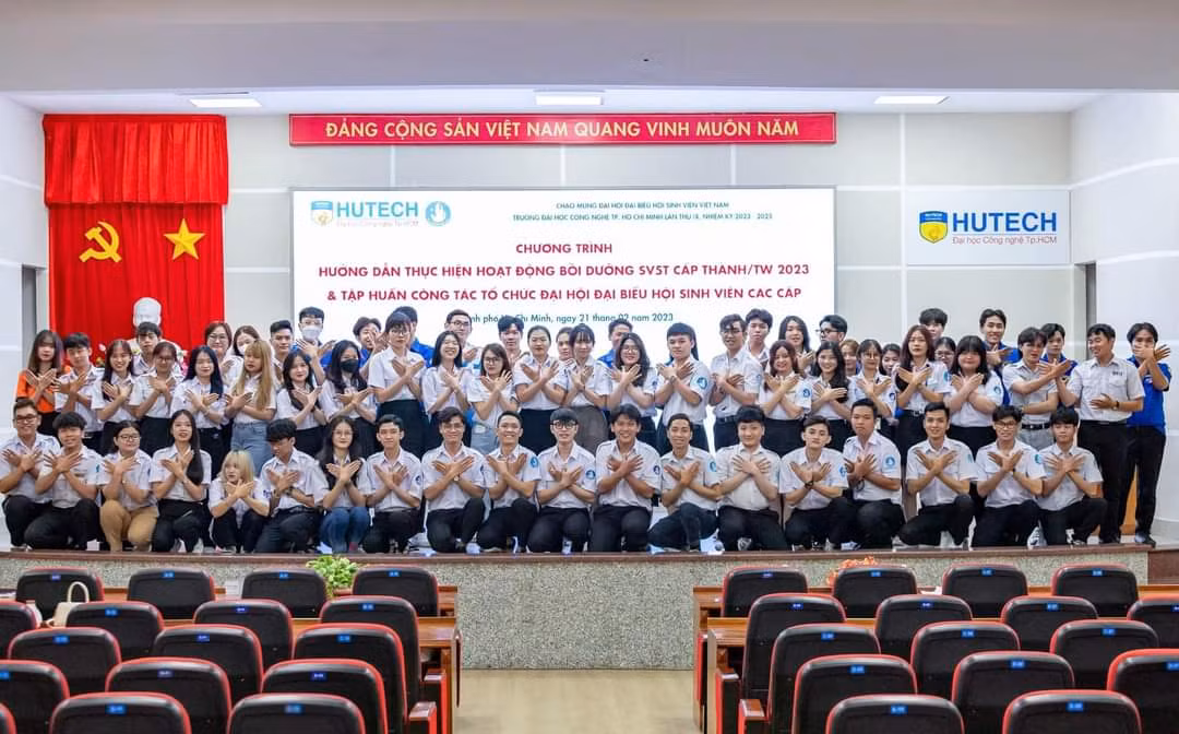 Rất đông sinh viên tham dự trong chương trình.