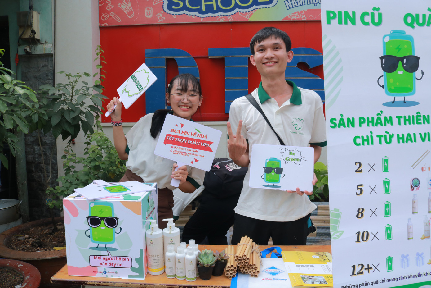 Thành viên Tú Vy và Phúc Thịnh trong buổi thu gom pin cũ.