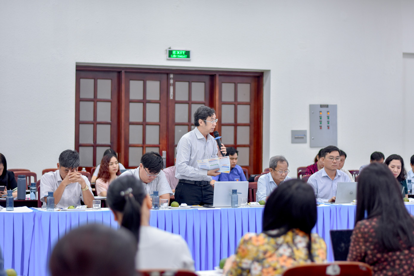 Các đại biểu cùng thảo luận sôi nổi tại Hội nghị. Các đại biểu cùng thảo luận sôi nổi tại Hội nghị.