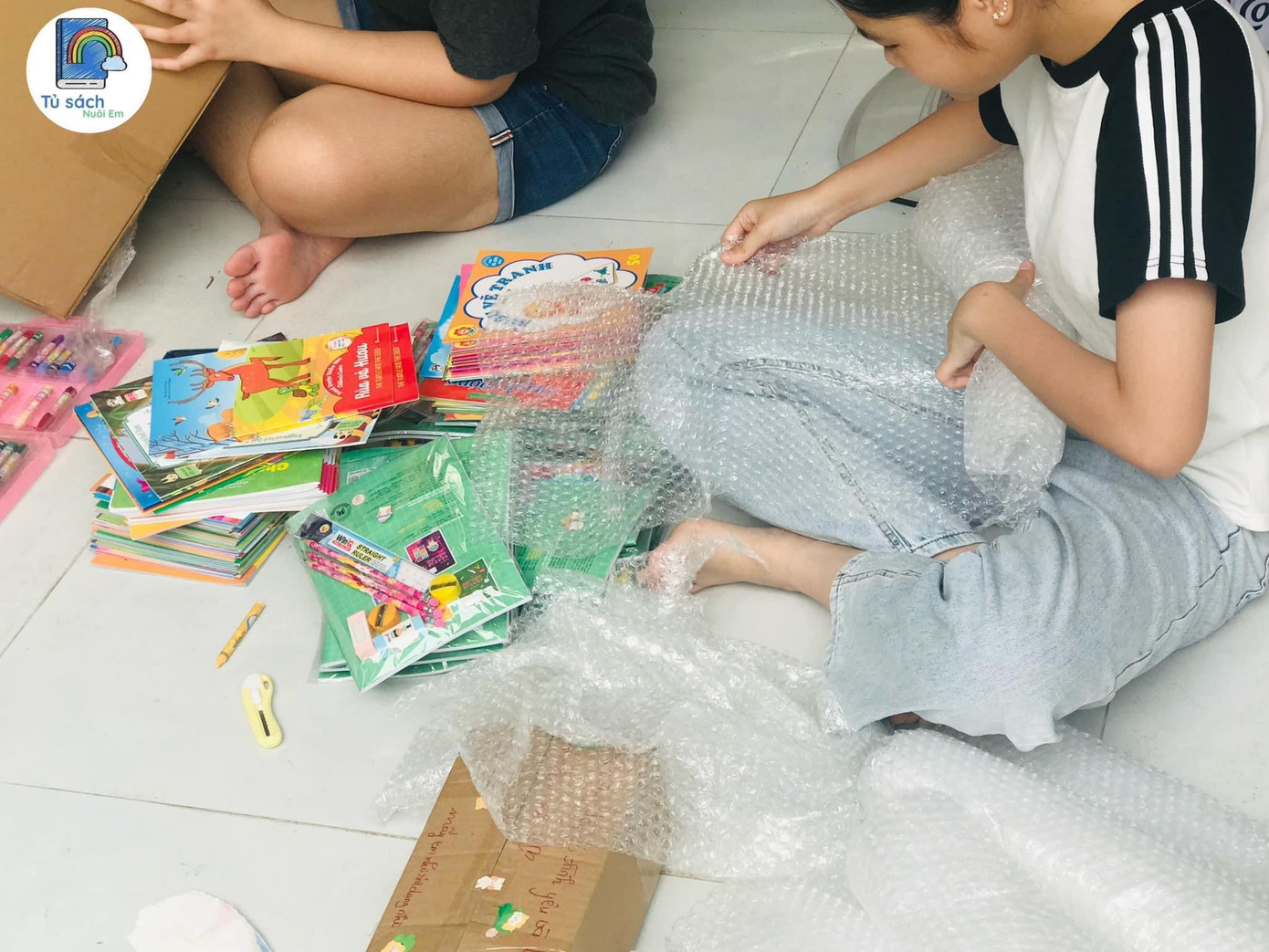 Các bạn trẻ đóng góp sách để gửi sách cho dự án “Tủ sách Nuôi em”.