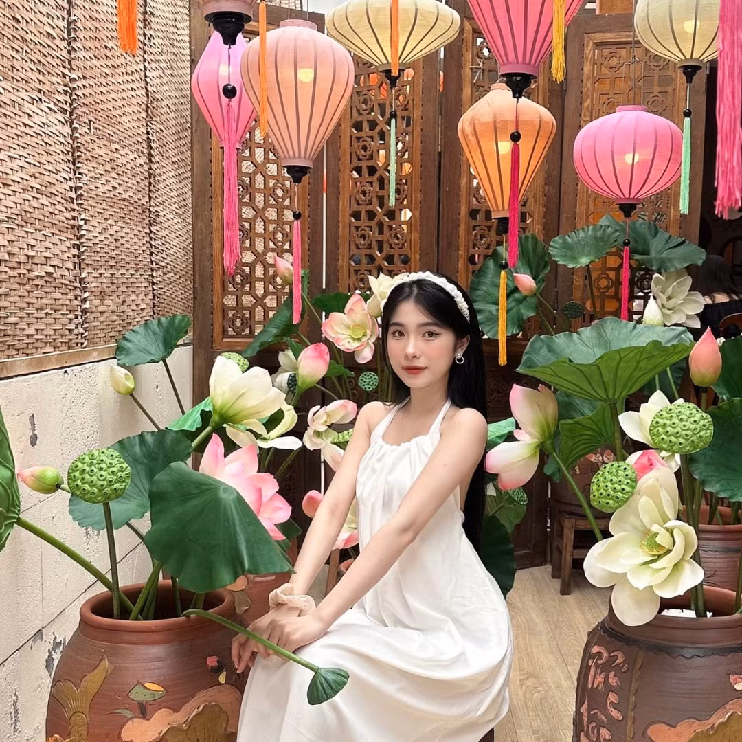 Nhiều bạn trẻ xúng xính váy áo trong không gian ngập tràn đèn lồng với đủ loại màu sắc. (Ảnh: Khóm Coffee &amp; Tea).