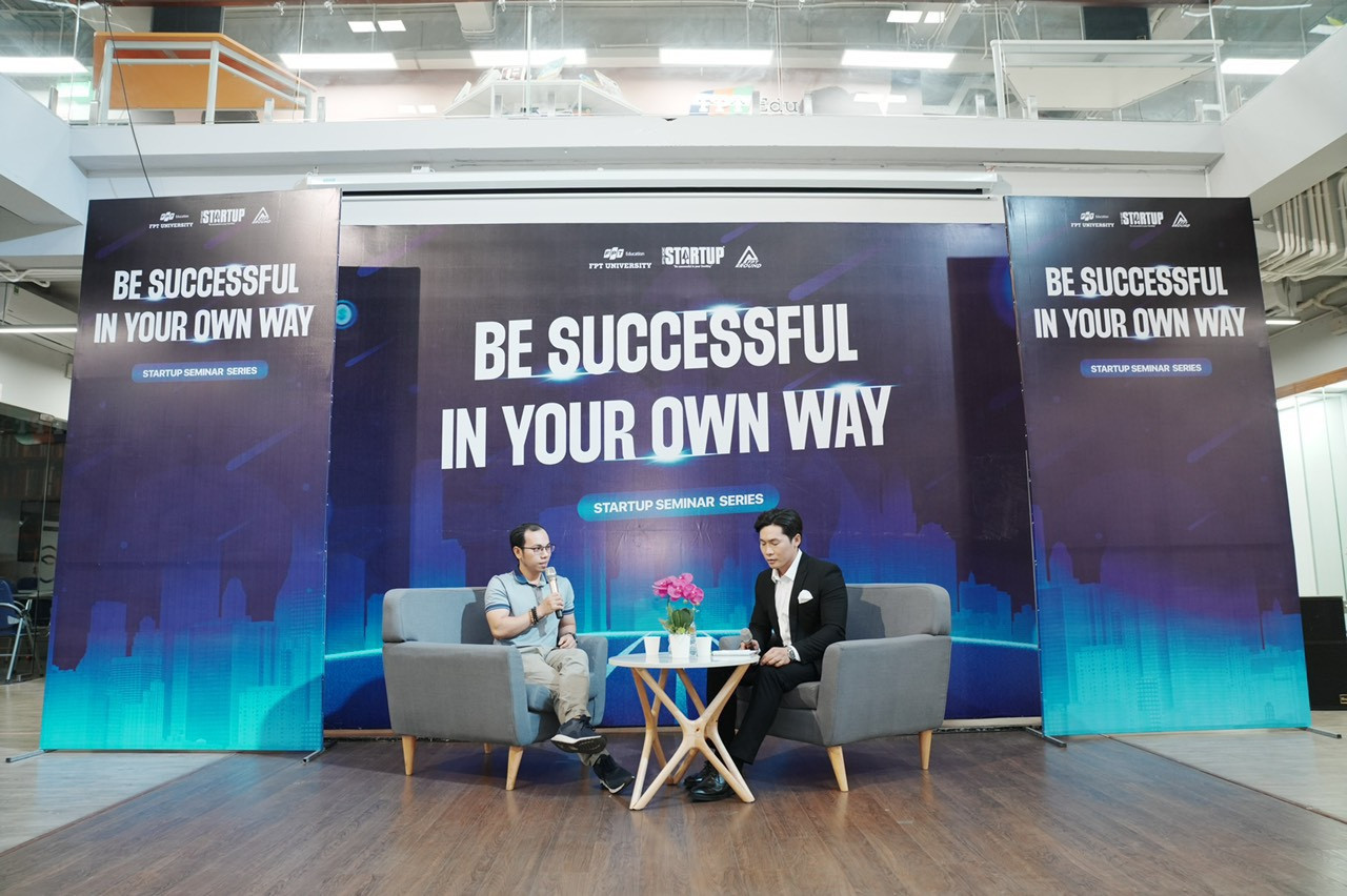 Diễn giả Lê Anh Tiến - CEO Công ty cổ phần công nghệ Chatbot Việt Nam chia sẻ tại buổi 'talk show'. Diễn giả Lê Anh Tiến - CEO Công ty cổ phần công nghệ Chatbot Việt Nam chia sẻ tại buổi 'talk show'.