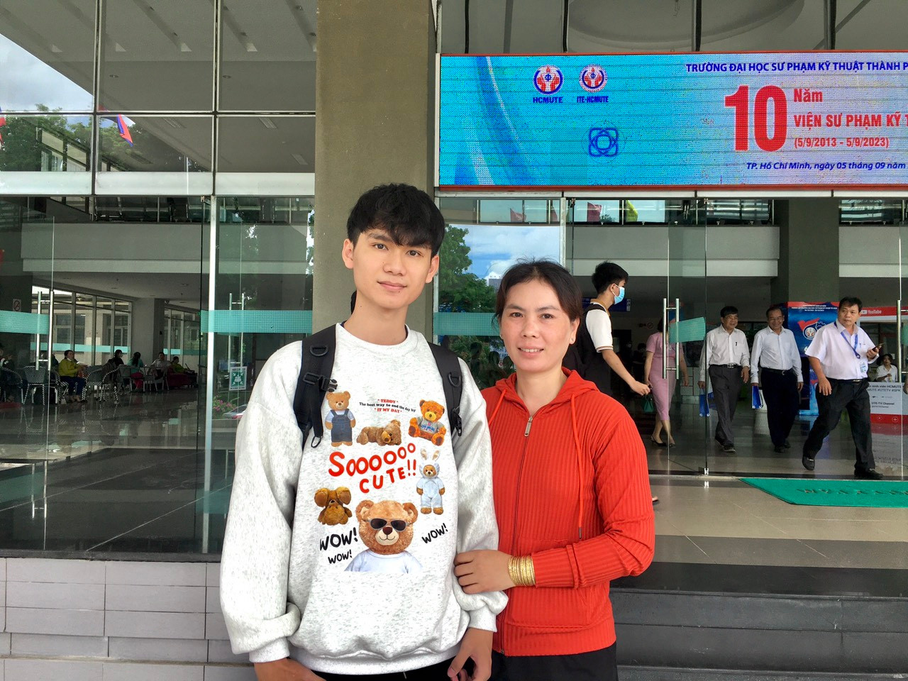 Gia Tuấn cùng mẹ đến trường làm thủ tục nhập học. Gia Tuấn cùng mẹ đến trường làm thủ tục nhập học.