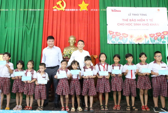 Lãnh đạo địa phương cùng các đơn vị đồng hành gửi đến các em những phần quà ý nghĩa.