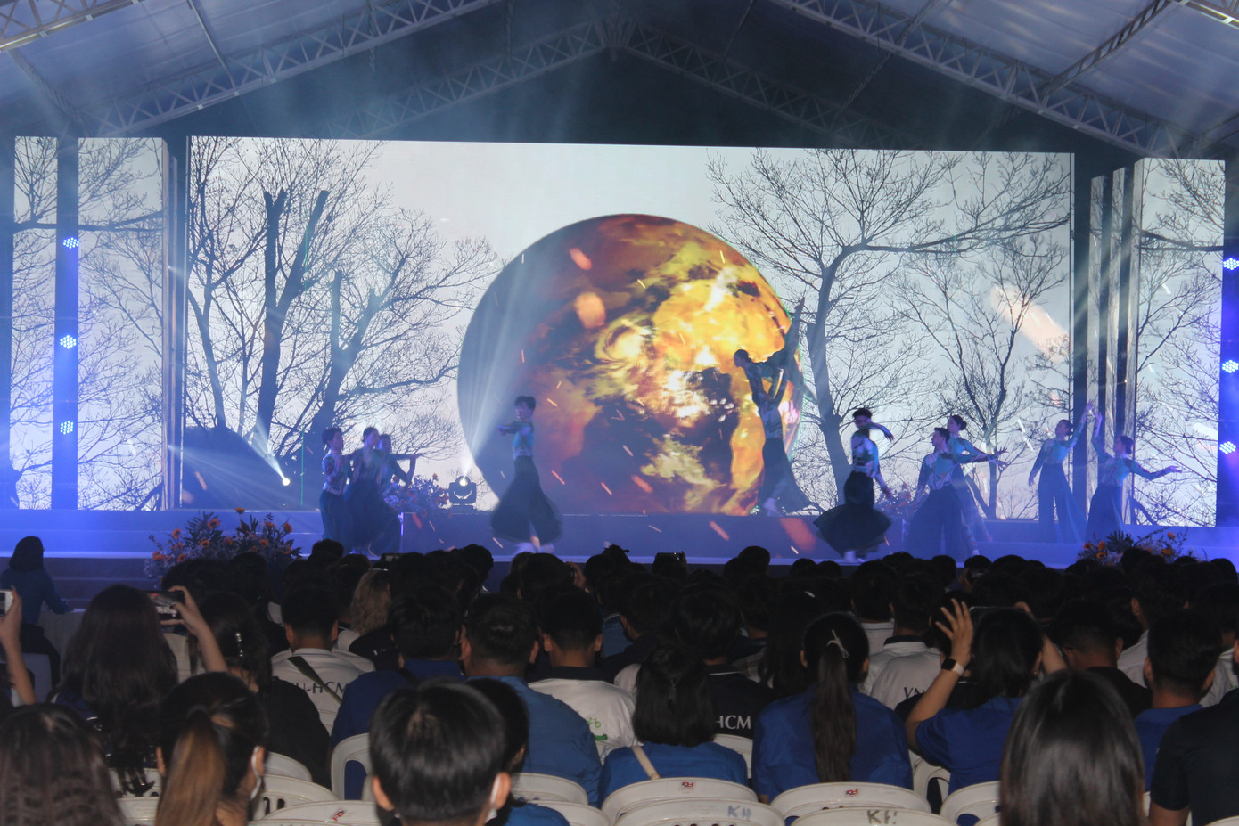 Các tiết mục văn nghệ trong chương trình thể hiện rõ thông điệp năm nay “Tiết kiệm điện – Thành thói quen”. Chương trình hưởng ứng chiến dịch 'Giờ Trái đất' tại TP. HCM còn có sự đồng hành của Ca sĩ Ngọc Linh, nhóm VMusic, ca sĩ Hoàng Bách, ca sĩ Nam Cường, ca sĩ Quốc Đại, ca sĩ CeCe Trương… Ngoài ra, chương trình còn có sự đồng hành của Hoa hậu Hoàn vũ Việt Nam 2022 Ngọc Châu, Hoa hậu Môi trường Thế giới 2023 Nguyễn Thanh Hà, Miss Earth Việt Nam 2020 Thái Thị Hoa... Các tiết mục văn nghệ trong chương trình thể hiện rõ thông điệp năm nay “Tiết kiệm điện – Thành thói quen”. Chương trình hưởng ứng chiến dịch 'Giờ Trái đất' tại TP. HCM còn có sự đồng hành của Ca sĩ Ngọc Linh, nhóm VMusic, ca sĩ Hoàng Bách, ca sĩ Nam Cường, ca sĩ Quốc Đại, ca sĩ CeCe Trương… Ngoài ra, chương trình còn có sự đồng hành của Hoa hậu Hoàn vũ Việt Nam 2022 Ngọc Châu, Hoa hậu Môi trường Thế giới 2023 Nguyễn Thanh Hà, Miss Earth Việt Nam 2020 Thái Thị Hoa...