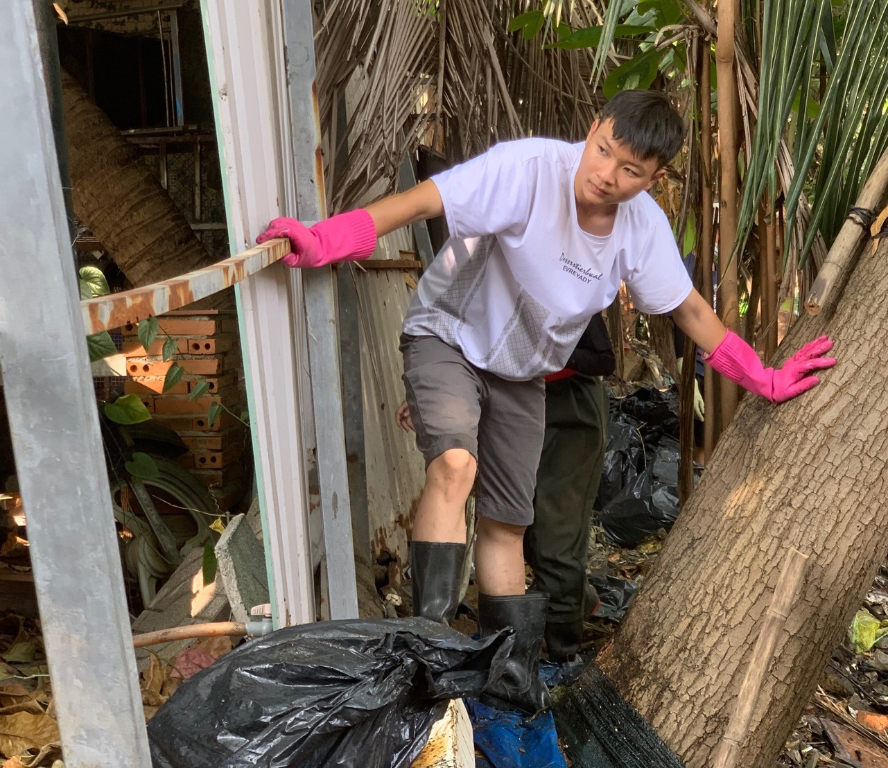 Đường nhỏ gây trở ngại cho việc di chuyển và đưa túi rác lên bờ.