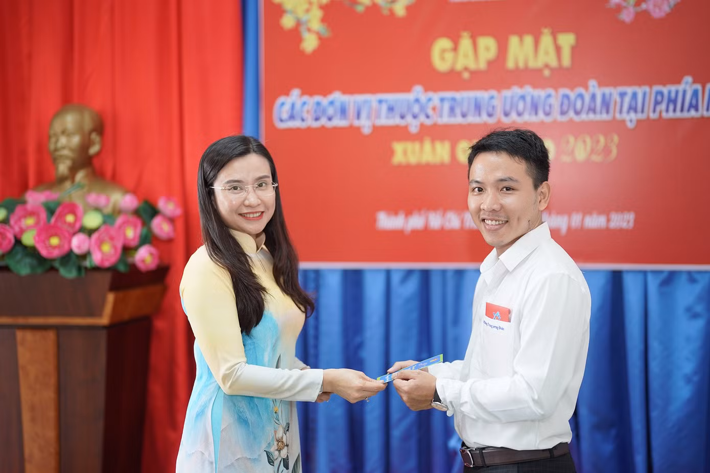 Bí thư T.Ư Đoàn Nguyễn Phạm Duy Trang 'mừng tuổi' cán bộ, công nhân viên các đơn vị phía Nam cơ quan T.Ư Đoàn. (Ảnh: Phạm Nguyễn)