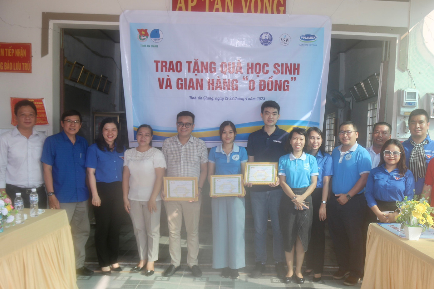 Chương trình còn có sự đồng hành của Viện Kinh tế, Học viện Chính trị quốc gia Hồ Chí Minh; Đảng ủy – Ủy ban nhân dân – Mặt trận Tổ quốc và các đoàn thể chính trị – xã hội phường Đa Kao, Q. 1, TP. HCM; Công ty cổ phần sữa Việt Nam; CLB Công tác Xã hội Chuyến xe yêu thương.