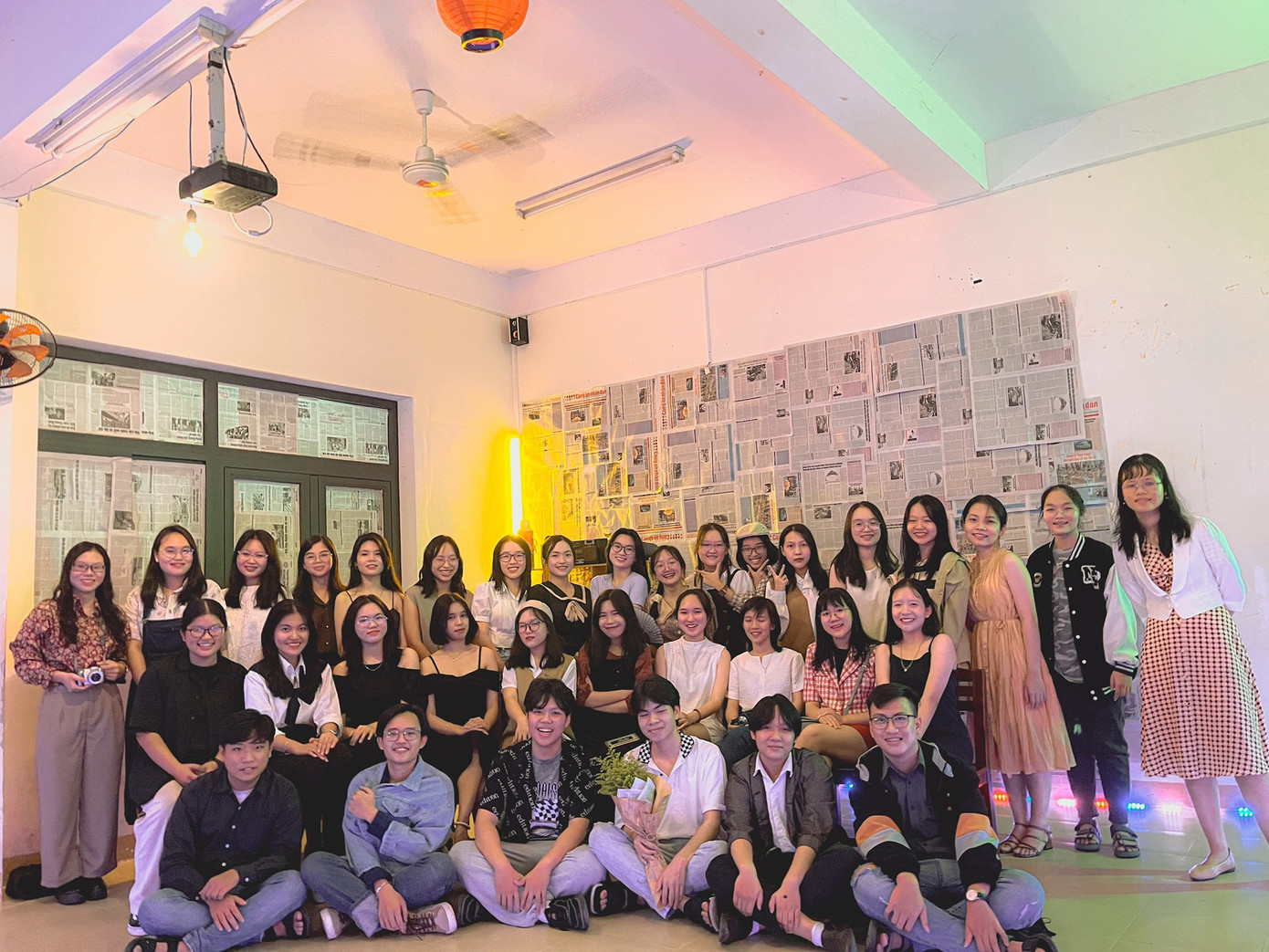 Mai Huyền (thứ ba, hàng cuối, từ trái sang) cùng tập thể lớp 12 chuyên Anh. (Ảnh: NVCC) Mai Huyền (thứ ba, hàng cuối, từ trái sang) cùng tập thể lớp 12 chuyên Anh. (Ảnh: NVCC)