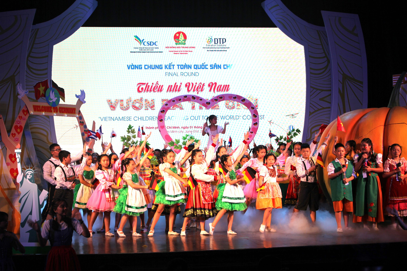 Một tiết mục tại chung kết xếp hạng sáng 1/6. Một tiết mục tại chung kết xếp hạng sáng 1/6.