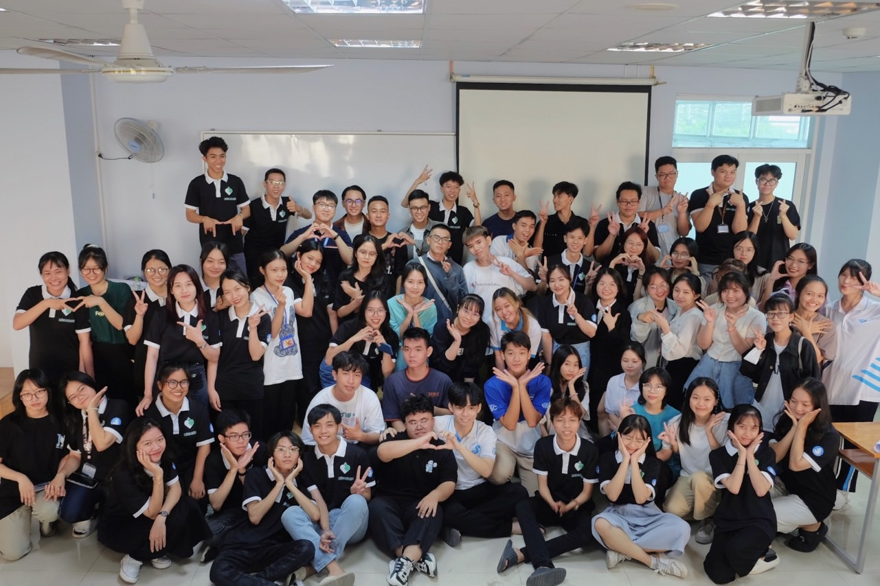 Buổi giao lưu giữa Ban Tổ chức chiến dịch và các bạn “chiến sĩ” tình nguyện. Buổi giao lưu giữa Ban Tổ chức chiến dịch và các bạn “chiến sĩ” tình nguyện.