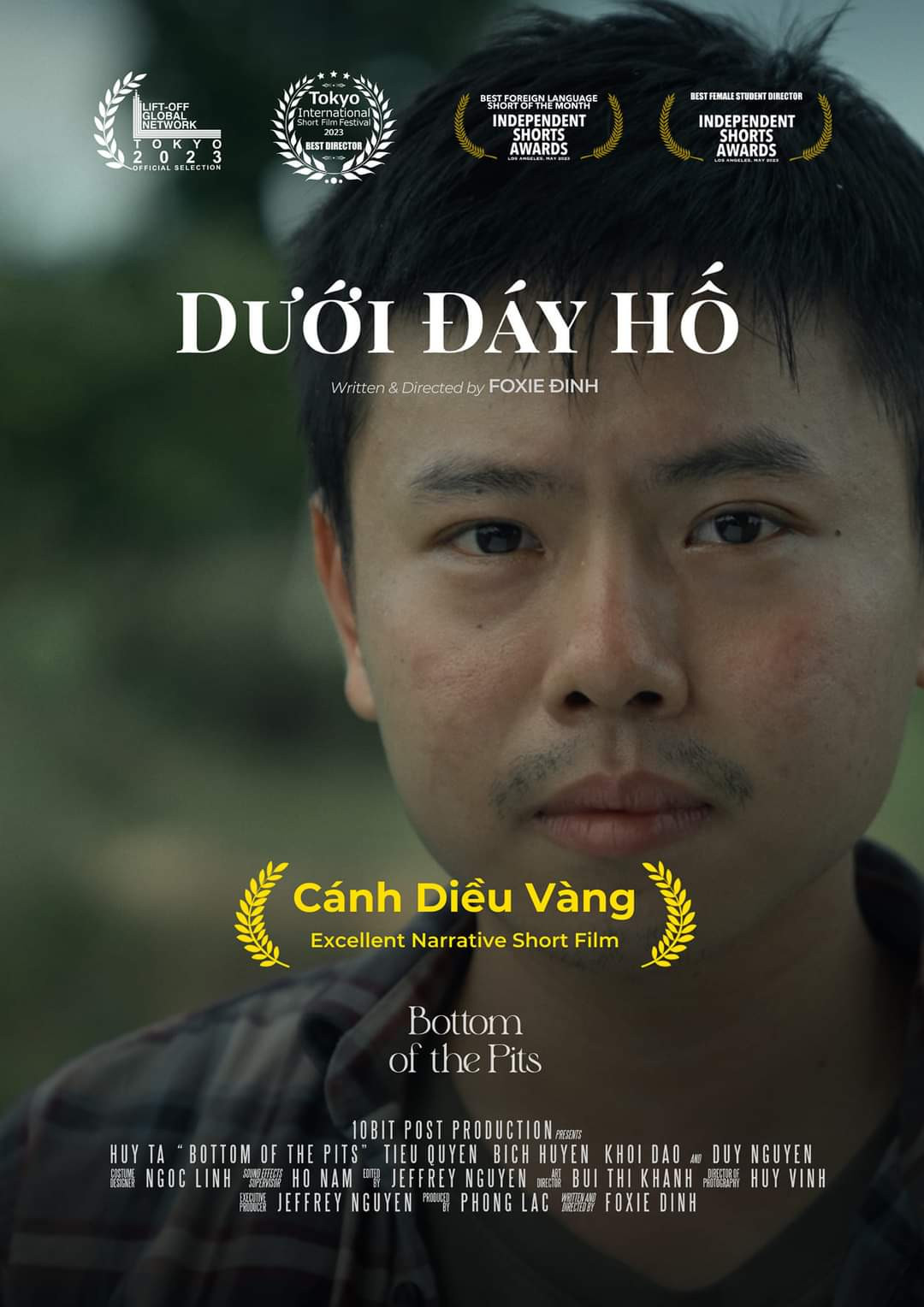 Từ bộ phim cho sản phẩm cuối kỳ trong môn học kết thúc năm thứ ba, Dưới đáy hố được gửi dự thi Cánh Diều Vàng 2023 và đoạt giải cao nhất, hạng mục Phim ngắn. Từ bộ phim cho sản phẩm cuối kỳ trong môn học kết thúc năm thứ ba, Dưới đáy hố được gửi dự thi Cánh Diều Vàng 2023 và đoạt giải cao nhất, hạng mục Phim ngắn.