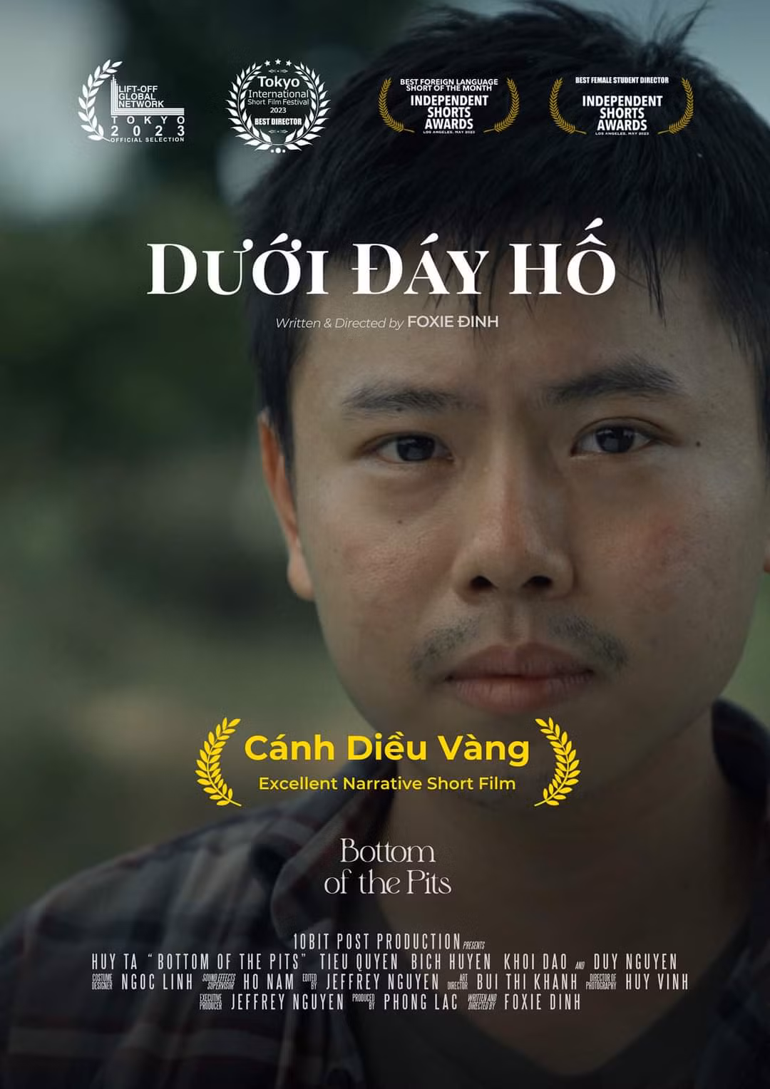 Từ bộ phim cho sản phẩm cuối kỳ trong môn học kết thúc năm thứ ba, Dưới đáy hố được gửi dự thi Cánh Diều Vàng 2023 và đoạt giải cao nhất, hạng mục Phim ngắn. Từ bộ phim cho sản phẩm cuối kỳ trong môn học kết thúc năm thứ ba, Dưới đáy hố được gửi dự thi Cánh Diều Vàng 2023 và đoạt giải cao nhất, hạng mục Phim ngắn.