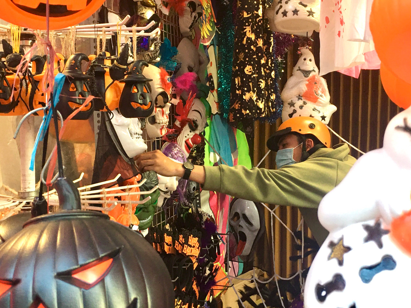 Theo anh Lưu Chí Dũng (47 tuổi) chủ cửa hàng trên đường Hải Thượng Lãn Ông (Q. 5), khách hàng tìm đến con phố chủ yếu là bạn trẻ và các em nhỏ được ba mẹ đưa đi sắm đồ. Giới trẻ thường mua những món đồ mang tính kinh dị, nhưng vẫn phải đẹp và lạ mắt.