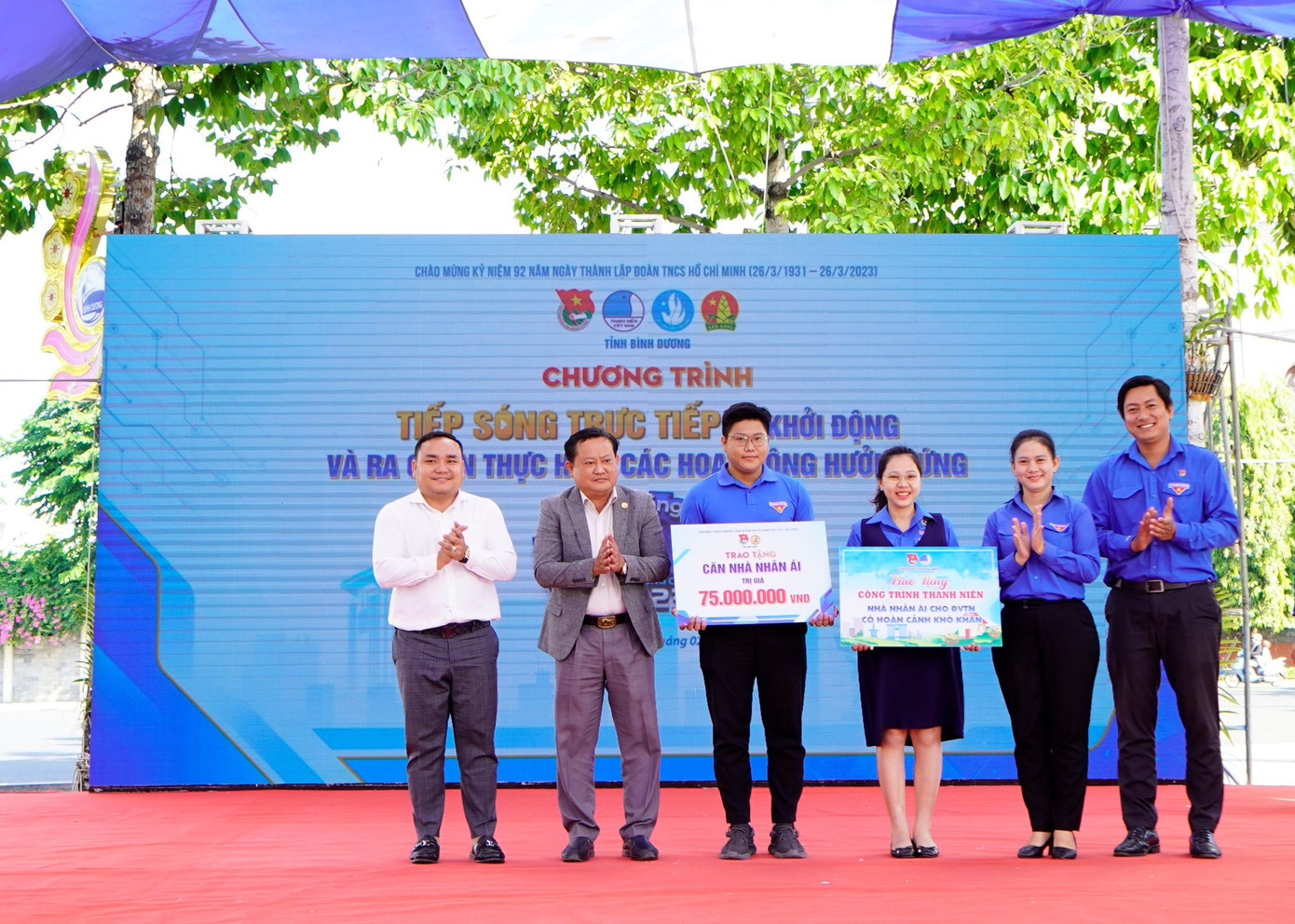 Ban Thường vụ Tỉnh Đoàn, Ban Thường vụ Thành Đoàn Thủ Dầu Một trao bảng tượng trưng 3 công trình “Nhà nhân ái” cho đoàn viên, thanh niên có hoàn cảnh khó khăn trên địa bàn TP. Thủ Dầu Một và thành phố Tân Uyên do Hội Doanh nhân trẻ tỉnh tài trợ. (Ảnh: Tỉnh Đoàn Bình Dương) Ban Thường vụ Tỉnh Đoàn, Ban Thường vụ Thành Đoàn Thủ Dầu Một trao bảng tượng trưng 3 công trình “Nhà nhân ái” cho đoàn viên, thanh niên có hoàn cảnh khó khăn trên địa bàn TP. Thủ Dầu Một và thành phố Tân Uyên do Hội Doanh nhân trẻ tỉnh tài trợ. (Ảnh: Tỉnh Đoàn Bình Dương)