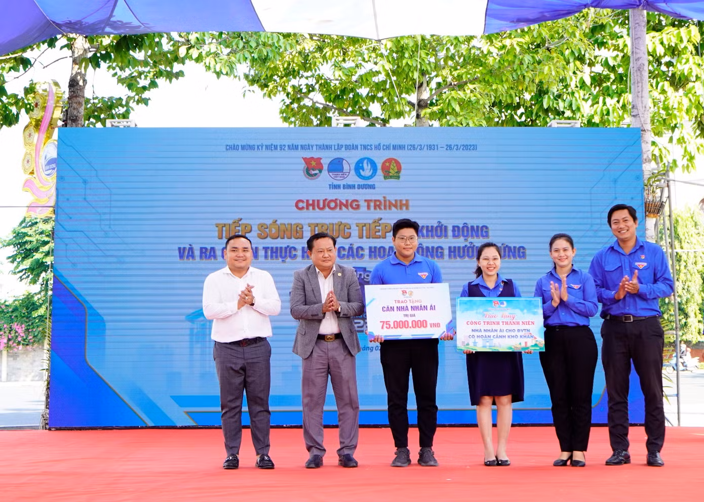 Ban Thường vụ Tỉnh Đoàn, Ban Thường vụ Thành Đoàn Thủ Dầu Một trao bảng tượng trưng 3 công trình “Nhà nhân ái” cho đoàn viên, thanh niên có hoàn cảnh khó khăn trên địa bàn TP. Thủ Dầu Một và thành phố Tân Uyên do Hội Doanh nhân trẻ tỉnh tài trợ. (Ảnh: Tỉnh Đoàn Bình Dương)