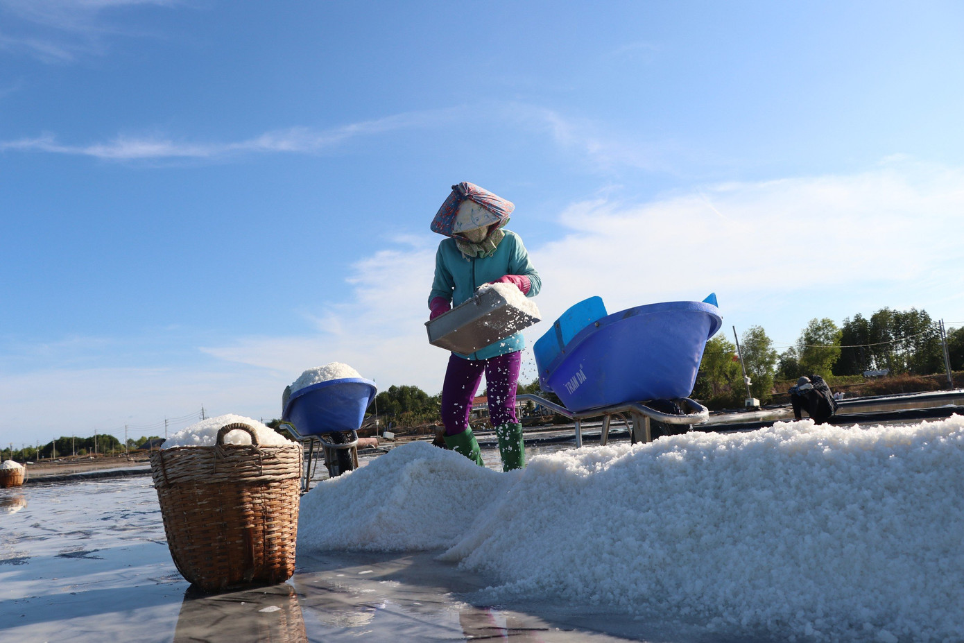 Ngoài làm du lịch cộng đồng, làm muối là nghề chính của người dân nơi đây. (Ảnh: Nguyên Linh) Ngoài làm du lịch cộng đồng, làm muối là nghề chính của người dân nơi đây. (Ảnh: Nguyên Linh)