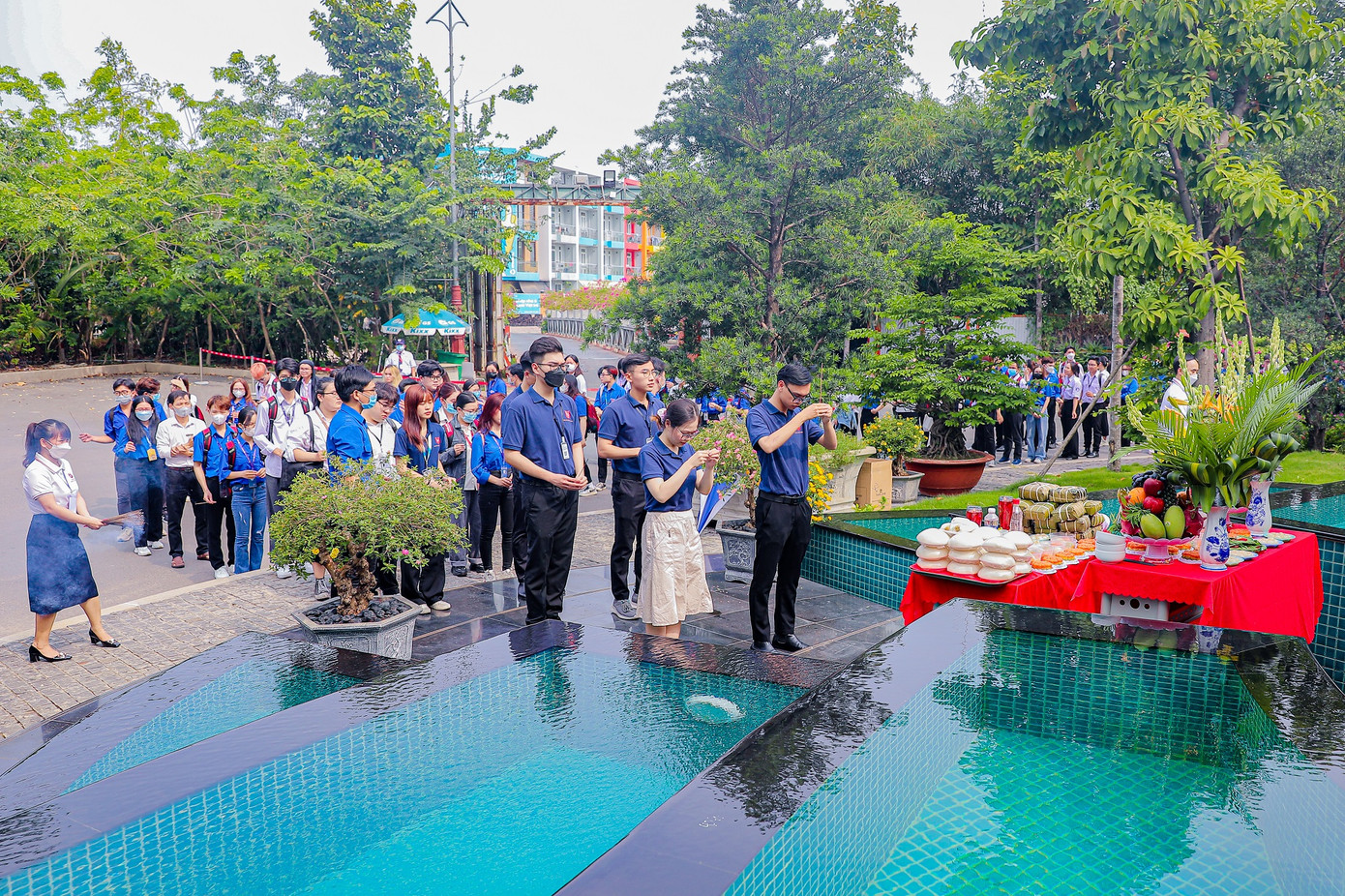 Những sinh viên tiêu biểu thực hiện nghi thức dâng hương báo công. Những sinh viên tiêu biểu thực hiện nghi thức dâng hương báo công.