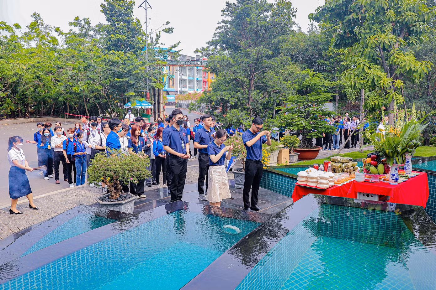Những sinh viên tiêu biểu thực hiện nghi thức dâng hương báo công.