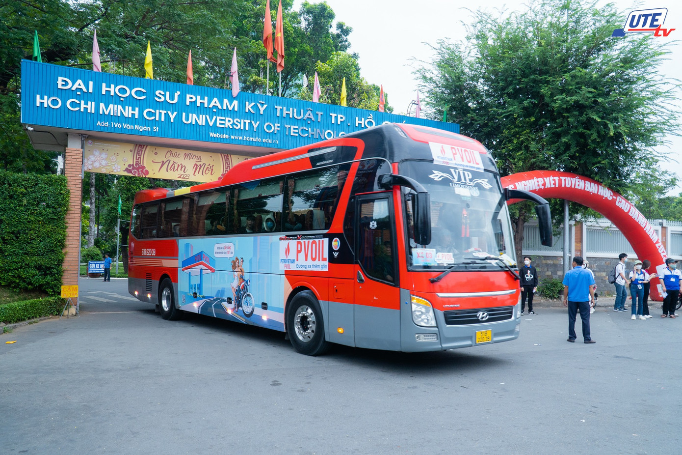 Những chuyến xe miễn phí đưa sinh viên về quê ăn Tết. (Ảnh: Đoàn trường)