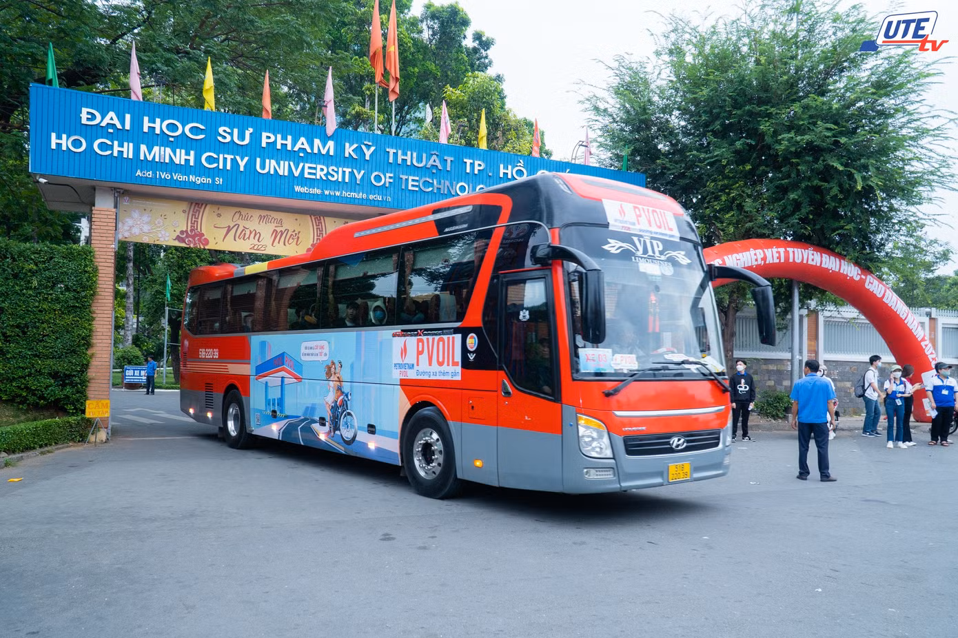 Những chuyến xe miễn phí đưa sinh viên về quê ăn Tết. (Ảnh: Đoàn trường)
