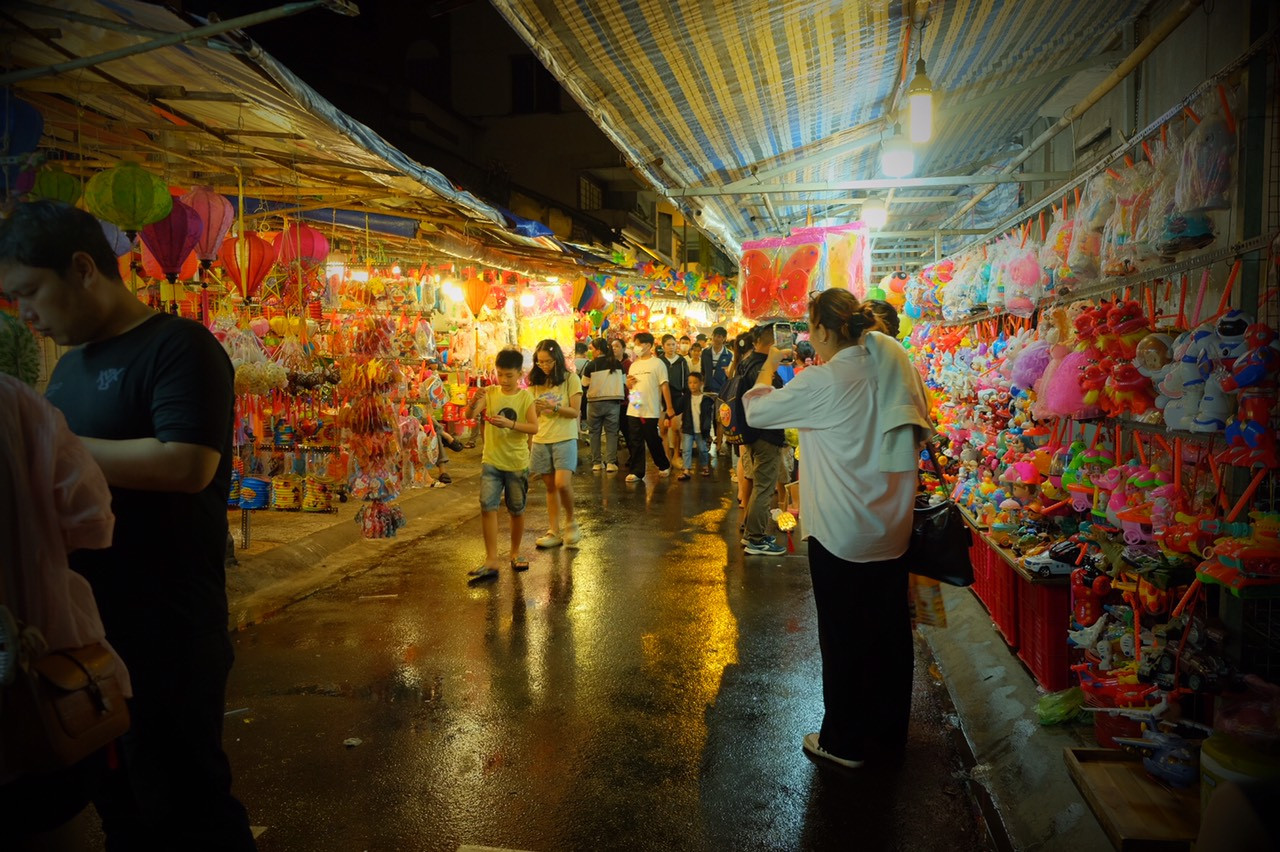 Bạn trẻ Sài Gòn tìm về đây để tham quan các cửa hàng và mua sắm những chiếc lồng đèn truyền thống, những sản phẩm thủ công độc đáo.