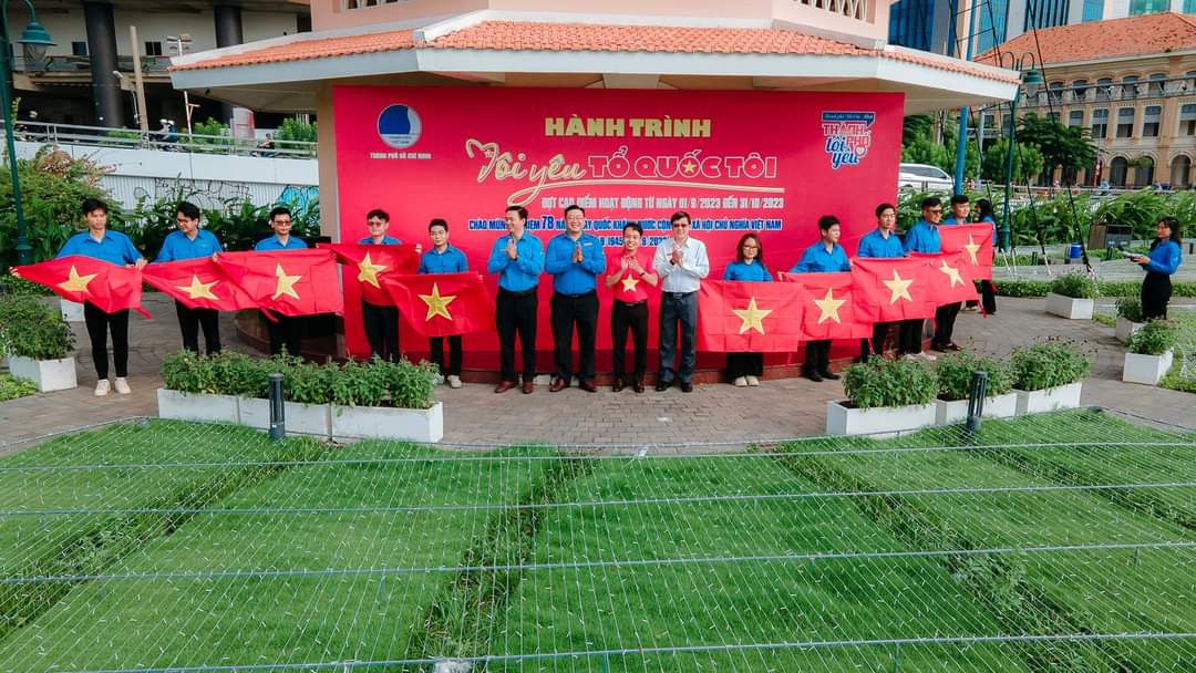 Ban Thư ký Hội LHTN TP. HCM đã tổ chức Lễ chào cờ và phát động cao điểm hành trình “Tôi yêu Tổ quốc tôi” đợt 3, năm 2023 tại Cột cờ Thủ Ngữ (Q. 1). (Ảnh: TLTĐ)