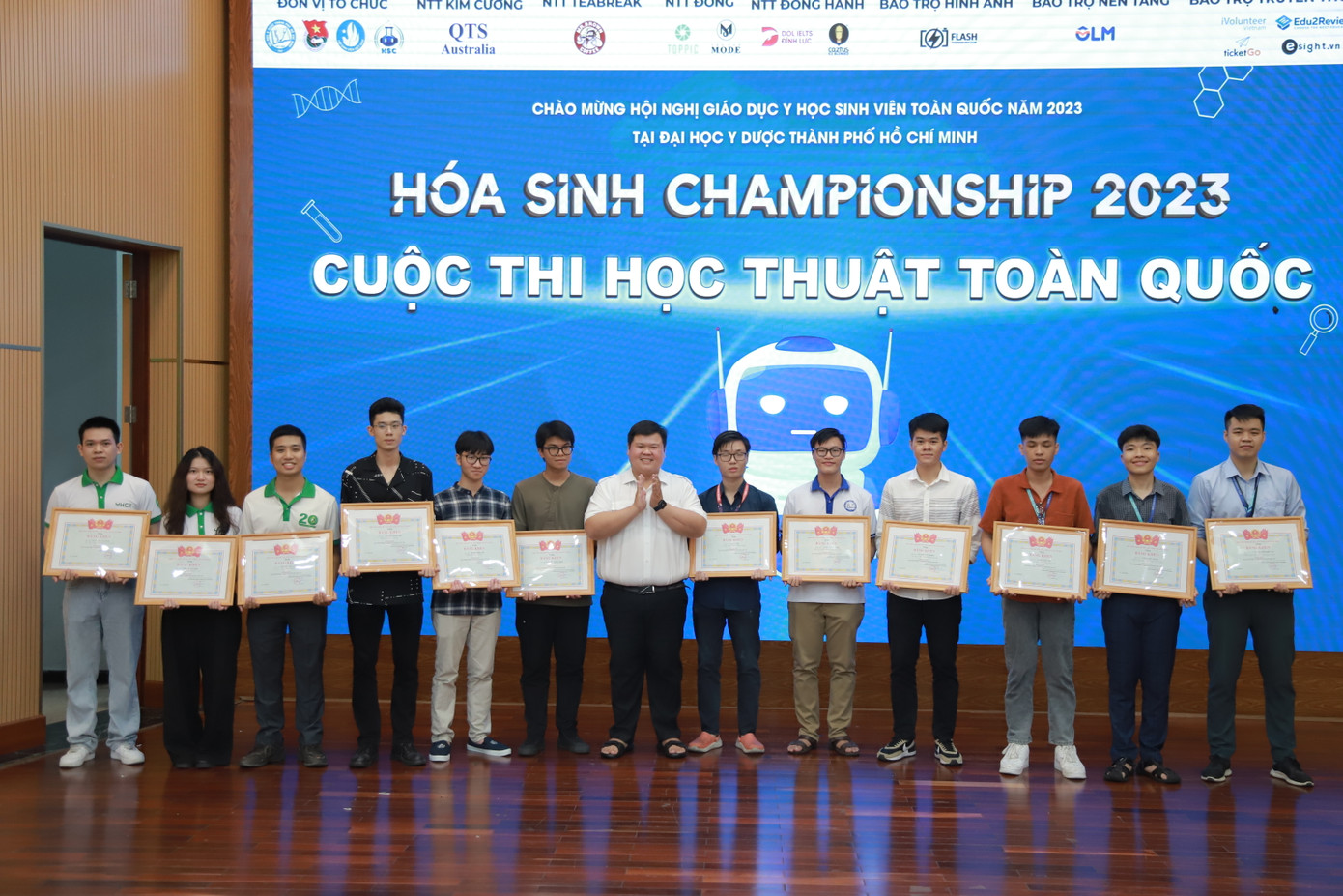 Anh Phan Tấn Anh – Phó Chủ tịch Hội Sinh viên TP. HCM trao bằng khen và quà cho các nhóm đoạt giải.