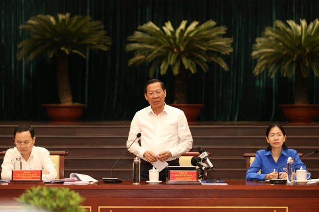 Tham dự chương trình, Chủ tịch UBND TP. HCM Phan Văn Mãi (giữa), Phó Bí thư Thành ủy TP. HCM Nguyễn Văn Hiếu (ngoài cùng, bên trái), Bí thư Thành Đoàn TP. HCM Phan Thị Thanh Phương (ngoài cùng, bên phải), cùng lãnh đạo các sở, ngành đã lắng nghe, chia sẻ với các các bạn trẻ.