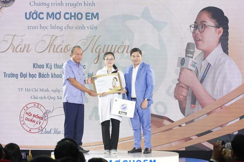 Thảo Nguyên nhận học bổng từ chương trình “Ước mơ cho em”.