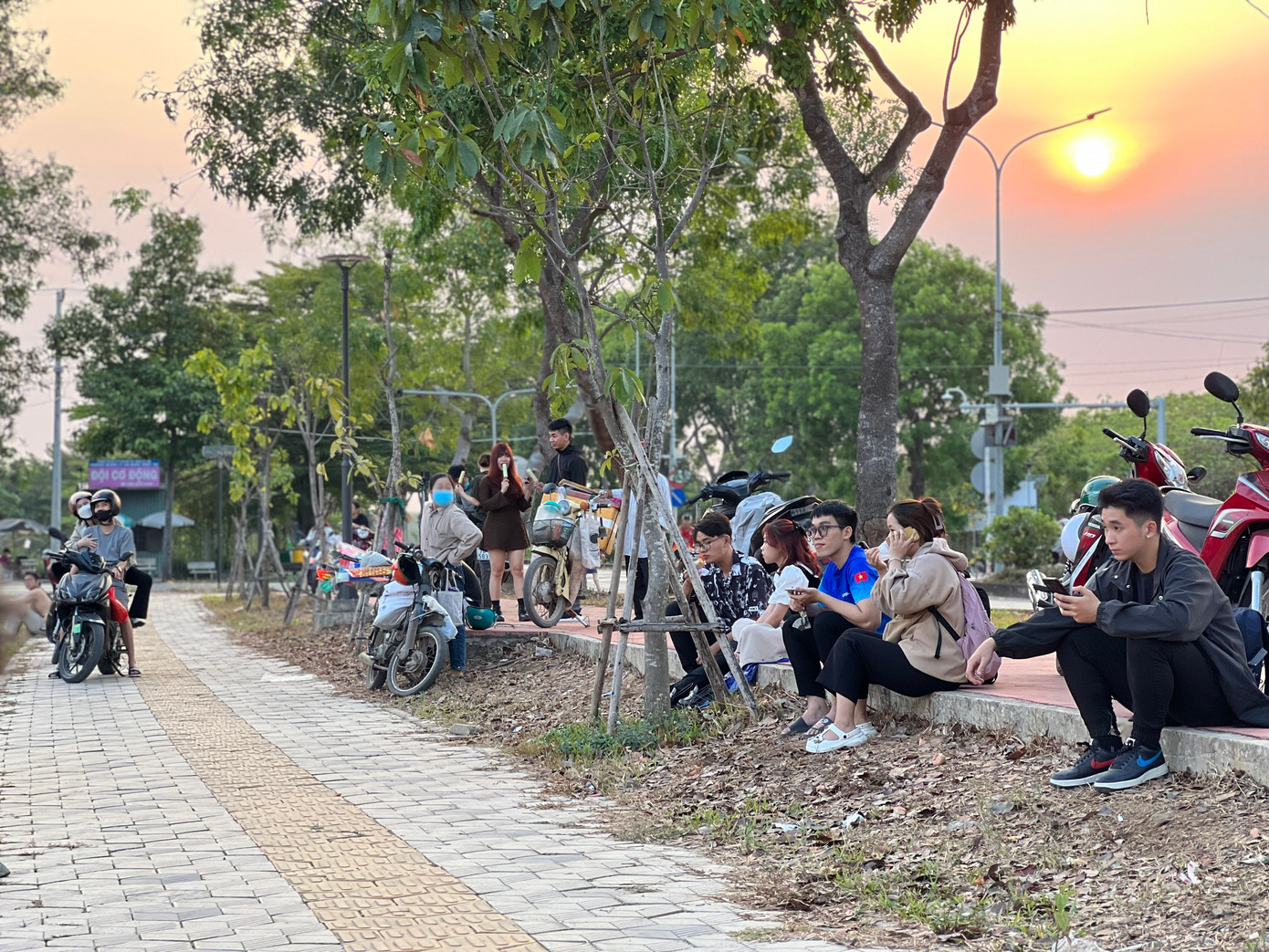 Các bạn sinh viên tập trung về bãi thả thả diều Hồ Đá tại Làng Đại học Thủ Đức.