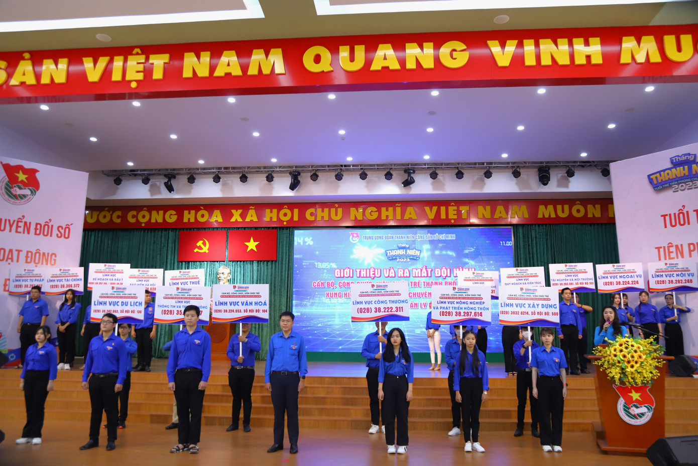 Ra mắt các đội hình “Cán bộ, công chức, viên chức trẻ xung kích hỗ trợ, tư vấn chuyên môn, nghiệp vụ trong lĩnh vực quản lý nhà nước”. Ra mắt các đội hình “Cán bộ, công chức, viên chức trẻ xung kích hỗ trợ, tư vấn chuyên môn, nghiệp vụ trong lĩnh vực quản lý nhà nước”.