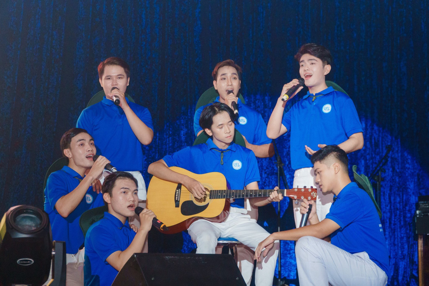 Phần trình diễn đầy trẻ trung năng động của các bạn sinh viên trường ĐH Kinh tế - Luật.