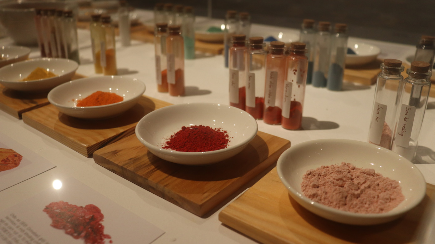 Chất liệu màu tự nhiên được làm bằng cách nghiền các khoáng chất. Chất liệu màu tự nhiên được làm bằng cách nghiền các khoáng chất.