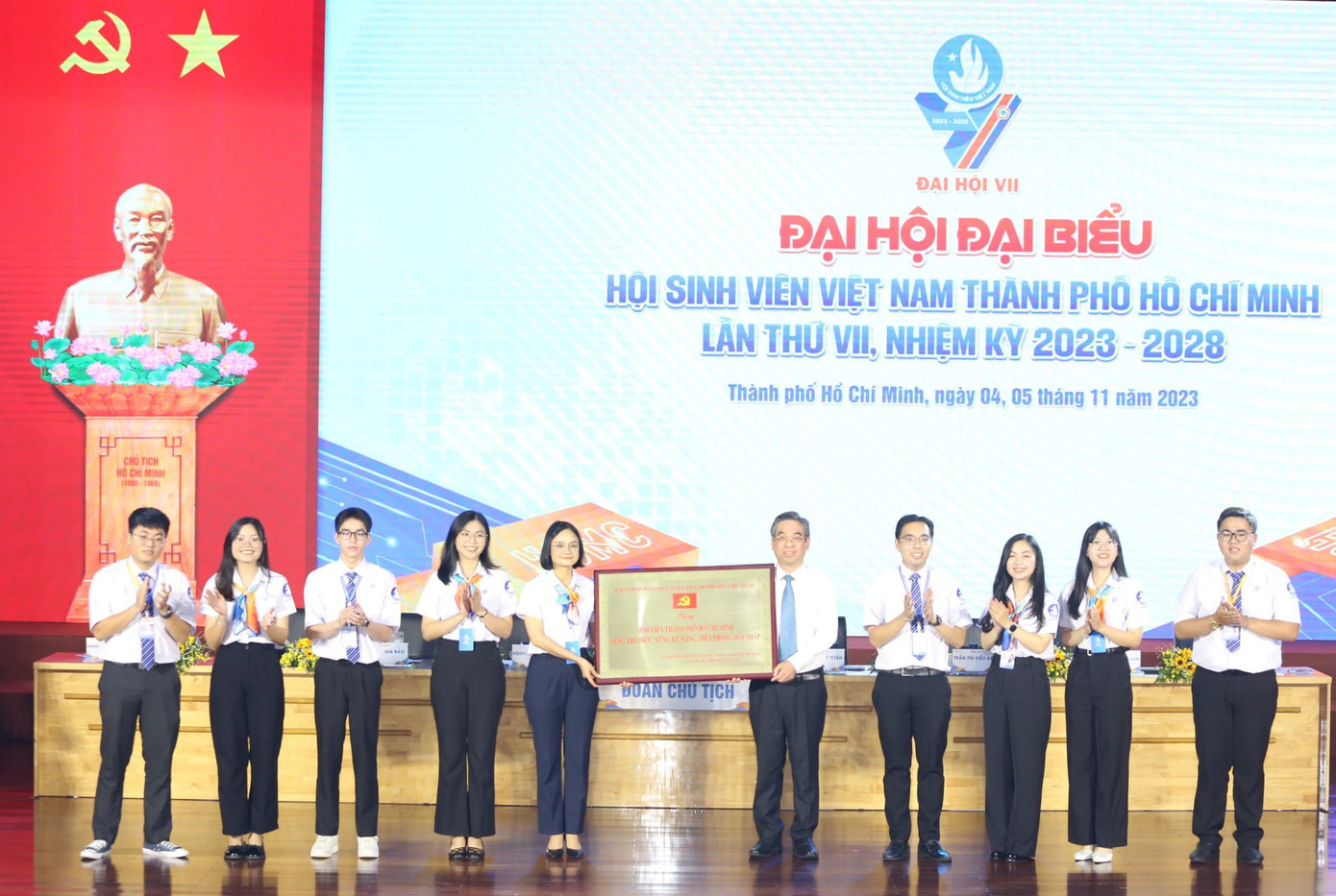 Phó Bí thư Thành ủy TP. HCM Nguyễn Phước Lộc trao bảng đồng khẩu hiệu hành động cho Hội Sinh viên TP. HCM. (Ảnh: Ngô Tùng) Phó Bí thư Thành ủy TP. HCM Nguyễn Phước Lộc trao bảng đồng khẩu hiệu hành động cho Hội Sinh viên TP. HCM. (Ảnh: Ngô Tùng)