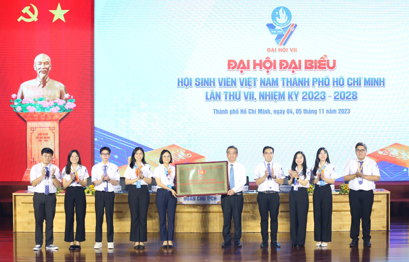 Phó Bí thư Thành ủy TP. HCM Nguyễn Phước Lộc trao bảng đồng khẩu hiệu hành động cho Hội Sinh viên TP. HCM. (Ảnh: Ngô Tùng) Phó Bí thư Thành ủy TP. HCM Nguyễn Phước Lộc trao bảng đồng khẩu hiệu hành động cho Hội Sinh viên TP. HCM. (Ảnh: Ngô Tùng)