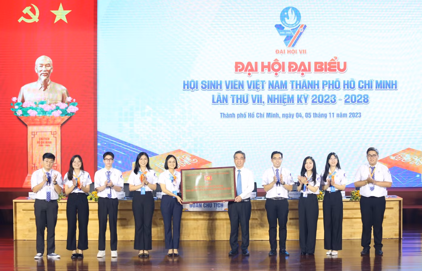 Phó Bí thư Thành ủy TP. HCM Nguyễn Phước Lộc trao bảng đồng khẩu hiệu hành động cho Hội Sinh viên TP. HCM. (Ảnh: Ngô Tùng)