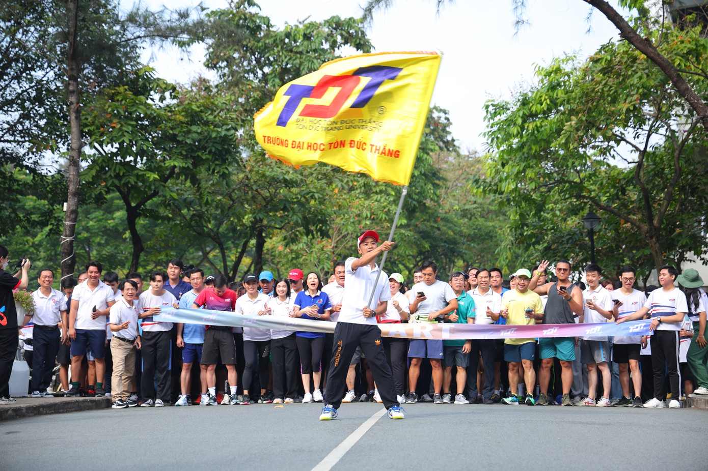 Hơn 1.700 sinh viên và cán bộ công nhân viên trường ĐH Tôn Đức Thắng cán mốc 5.000 km đóng góp cùng 'UpRace'. Hơn 1.700 sinh viên và cán bộ công nhân viên trường ĐH Tôn Đức Thắng cán mốc 5.000 km đóng góp cùng 'UpRace'.