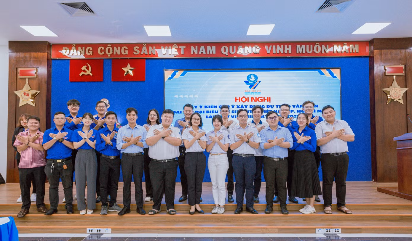 Các đại biểu cùng chụp hình lưu niệm.