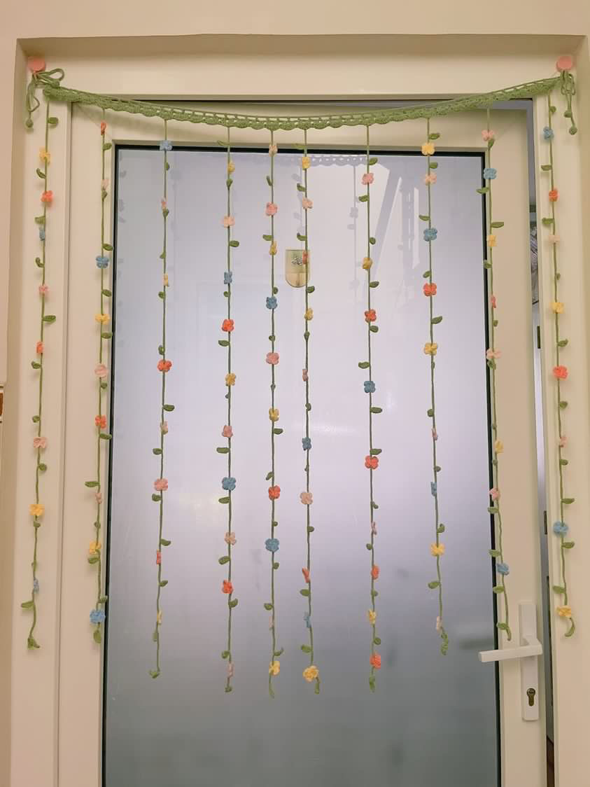 Rèm hoa là sản phẩm được đặt hàng nhiều nhất ở tiệm của Kiều Dân gần đây bởi sự độc đáo của nó. (Ảnh: NVCC)