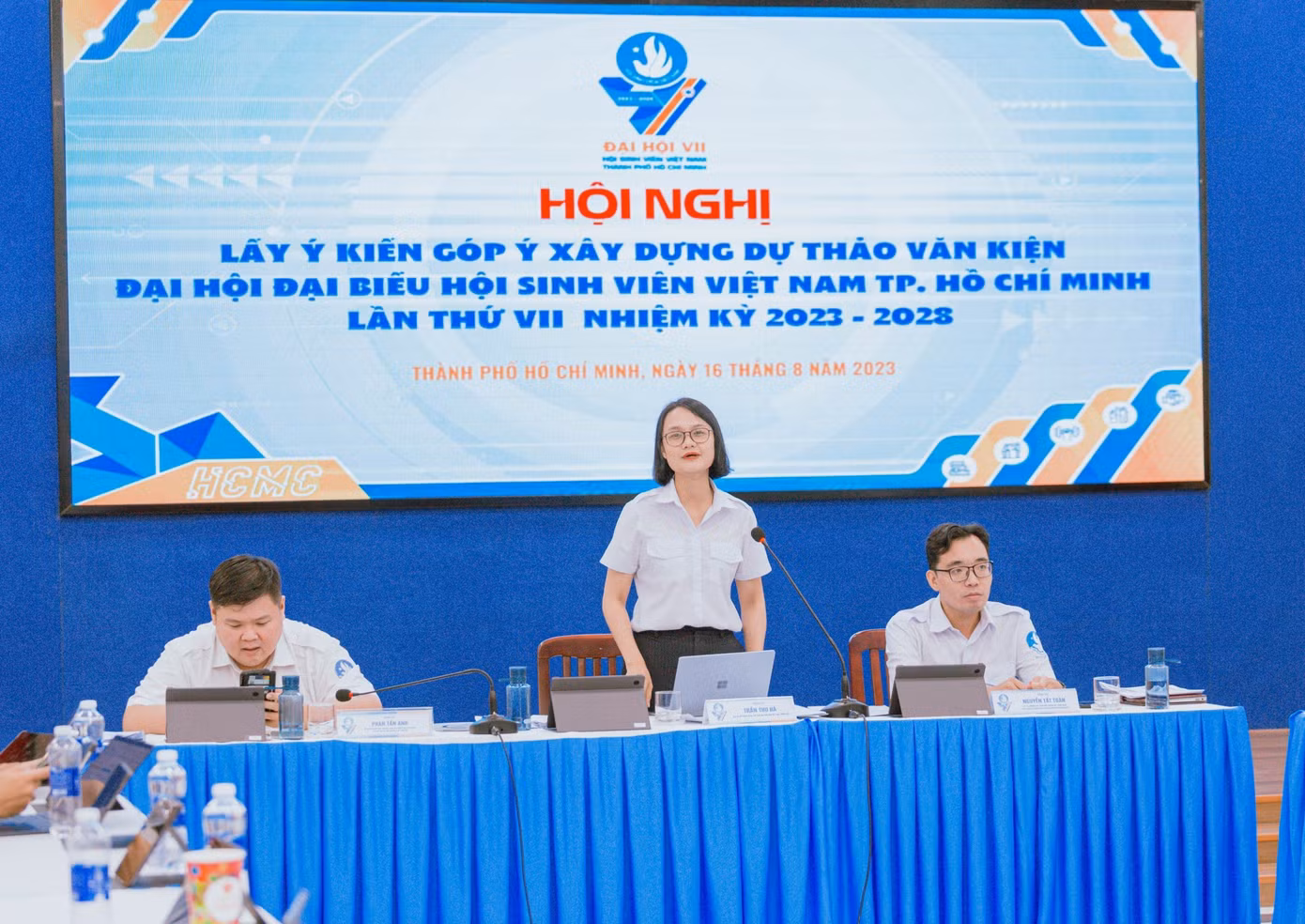 Chị Trần Thu Hà - Phó Bí thư Thành Đoàn, Chủ tịch Hội Sinh viên TP. HCM phát biểu tại Hội nghị.
