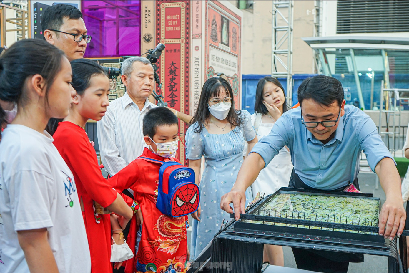 Bên cạnh đó, trong suốt thời gian diễn ra lễ hội Đường sách Tết Quý Mão 2023, sẽ có 60 chương trình biểu diễn, giao lưu, tương tác, trải nghiệm dành cho thiếu nhi, bạn đọc và du khách. (Ảnh: Phong Nguyễn) Bên cạnh đó, trong suốt thời gian diễn ra lễ hội Đường sách Tết Quý Mão 2023, sẽ có 60 chương trình biểu diễn, giao lưu, tương tác, trải nghiệm dành cho thiếu nhi, bạn đọc và du khách. (Ảnh: Phong Nguyễn)