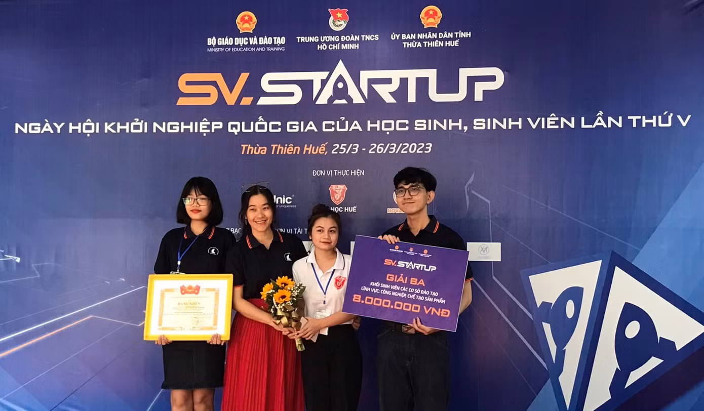 Nhóm giành giải Ba cuộc thi "SV-STARTUP" năm 2023.